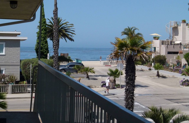 À quelques pas de la plage Carpinteria State Beach. Lumineux, propre et confortable.