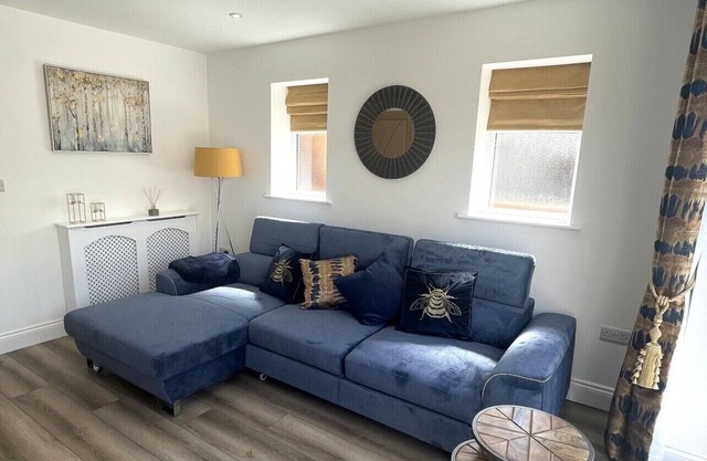 JUST BUILT! 2 Bedroom House with Free Parking- 8 min from the beach