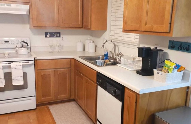 Just Like Home 3-bedroom house in wonderful Madison/ Pet-Friendly
