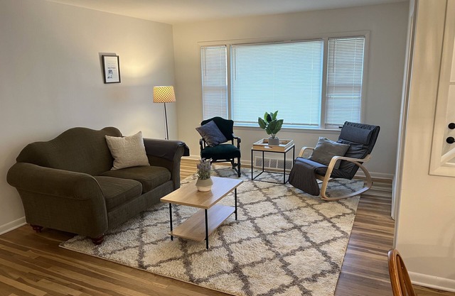 Stylish home near Benson Area - also minutes from airport!