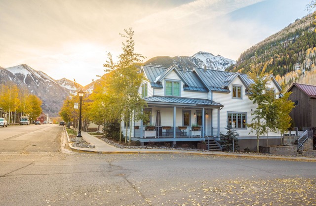 Just one block to Gondola, centrally located to everything in Telluride!