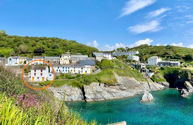 Just Opened. Romantic Clifftop Retreat