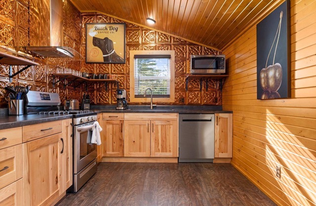17 miles Crystal Mountain *Hot Tub King Bed Fire Place Full Kitchen PET Friendly
