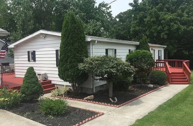 Just Peachy Peninsula Cottage -- Outside of Lakeside
