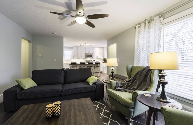 JUSTE REMODELED haut en bas - maître lit / salle de bain à l'étage principal!