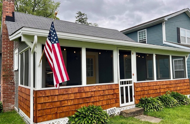 Relax near Lake Erie at our charming 2-bedroom Huron cottage