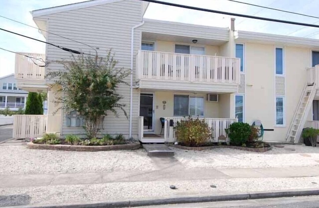 Juste deux pâtés de maisons de la plage, Profitez de garer votre voiture dans l'espace de stationnement hors rue désigné et à pied des restaurants et de la zone de loisirs.