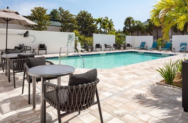 Just What You Were Looking For! 4 Comfortable Units, Free Breakfast, Pool