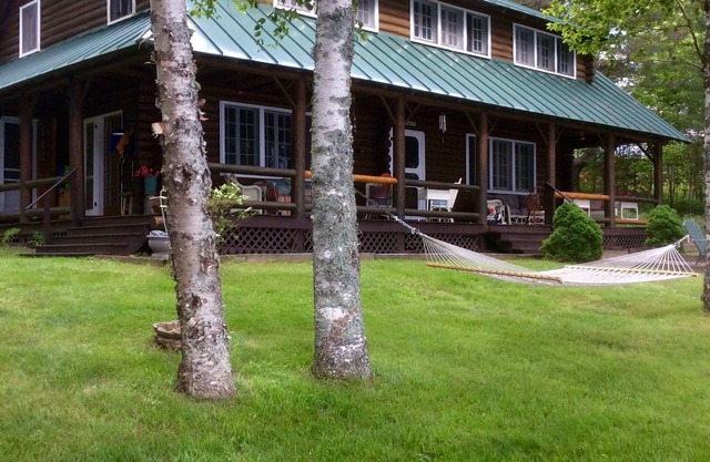 Justawhim - Lakefront Private Log Lodge avec Old World Charm