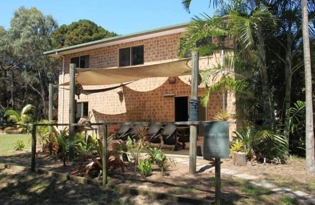 FRASER ISLAND, My Island Home. 14 personnes