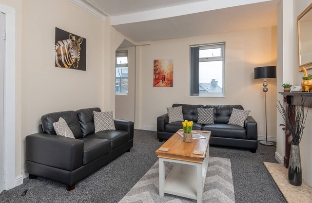 K Suites - Central 5 bed House w/ FREE parking