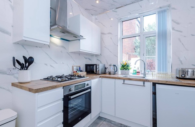 K Suites - Unique 4 bed House w/free parking