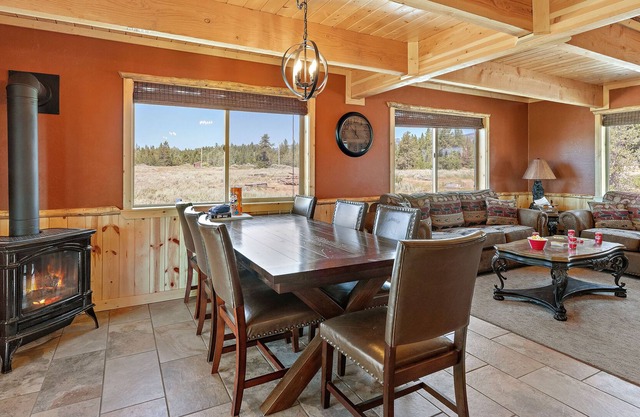 KABINO: New! Foosball Table~Free WiFi~Firepit~Yellowstone~Trails~Fishing~ATV/Sled/Snow Friendly