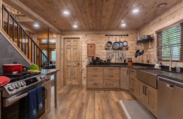 KABINO: NEW! FULL REMODEL! Riverfront~Hot Tub~Arcade games~Garage~Yellowstone~Trails~Free Wifi