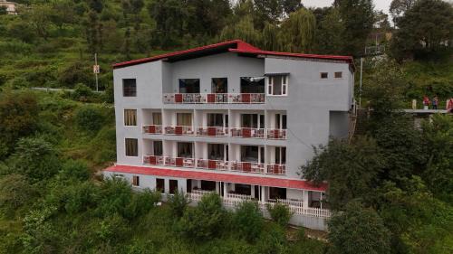 Kafal Pako Resort - Luxury Mountain View Stay in Mukteshwar