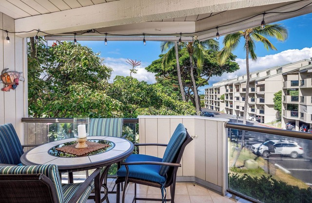Kailua Bay Resort#4-206: HEART OF DOWNTOWN, OCEAN VIEWS, CORNER UNIT!