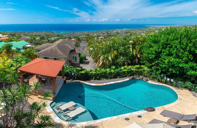 Kailua-Kona Exceptional Oceanview Home - Heated Oasis Pool & Stunning Ocean View