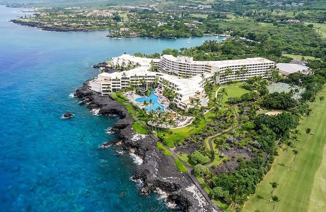 Kailua-Kona Getaway! 2 Sleek Units, 2 Pools, Oceanfront, Onsite Restaurant/Bar!