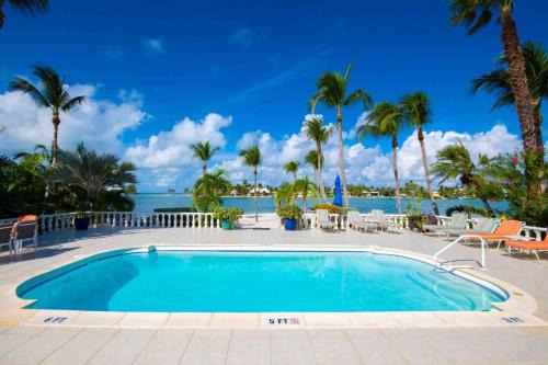 Kailypso - Waterfront Villa with Pool, Renovated Interiors, and Dock on Bio Bay