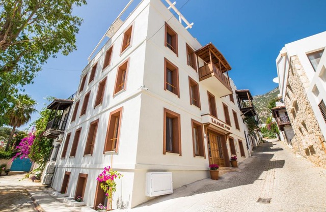 KALAMAKİ FLATS