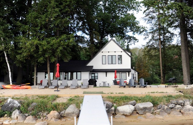 KALKASKA LAKEFRONT RETREAT (Kalkaska, MI): Beautifully renovated lakefront vacation home!