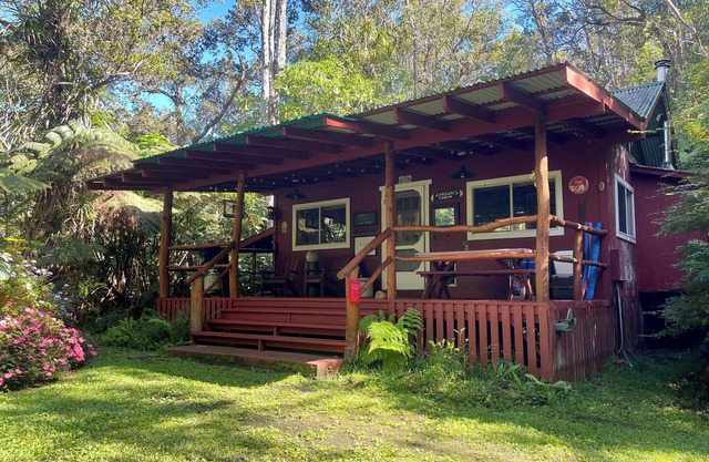 Kaloko cabane de montagne au-dessus de Kona avec jacuzzi et cheminée - aventure rustique!