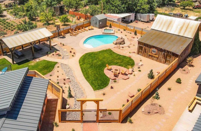 Kanab Haven w/Pool & Roof Deck: Timber & Tin F 2BR