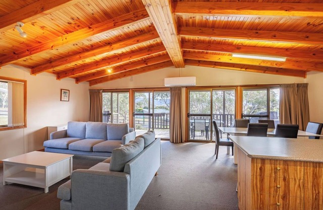 Kanangra Cottage - Spacious 3BR + Lakeside Views 5mins from shopping centre
