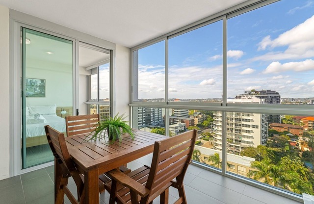 Kangaroo Point 2-Bed Flat with Gym & Pool