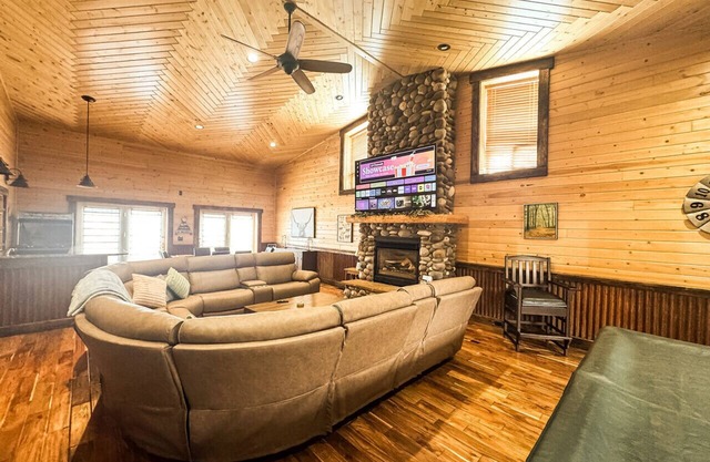 Kantada Island Park Village Sleeps 20 WiFi HOT TUB near Yellowstone