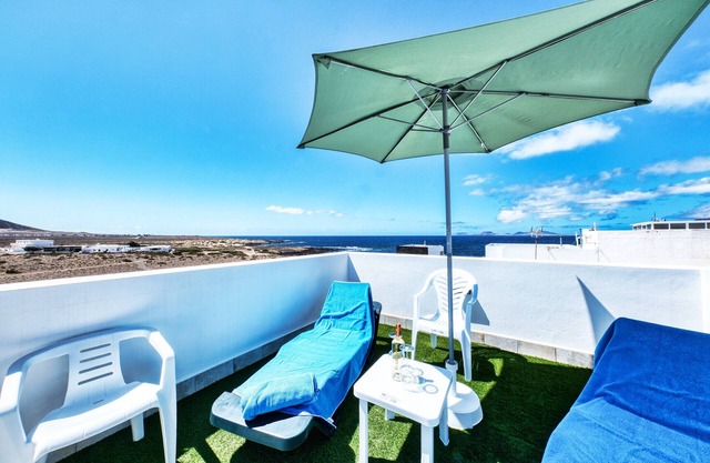 Karma Famara 1 - 25m de la plage, wifi rapide et terrasse sur le toit