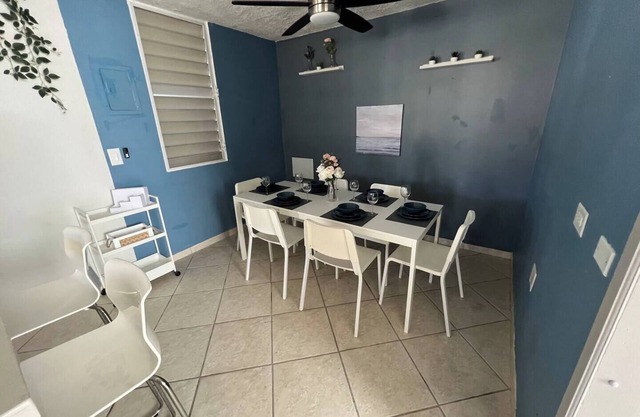 Kasa Metropolios 4-bedroom house w AC, WiFi, 2 car garage 7 minutes from airport