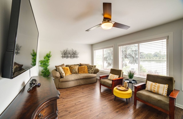 3 Mi to Lake Michigan: Lakefront Portage Home!