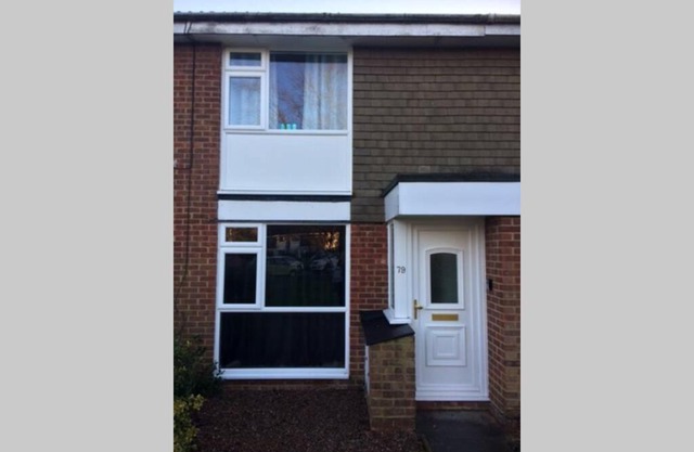 KB79 Welcoming 2 bedroom house in Horsham, pets very welcome with links to London and Gatwick