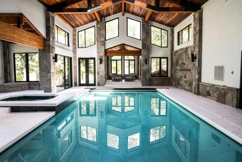 KBM Resorts FREE CAR 6 Bedroom Estate Indoor Pool Theater Pool Table PAS-2680