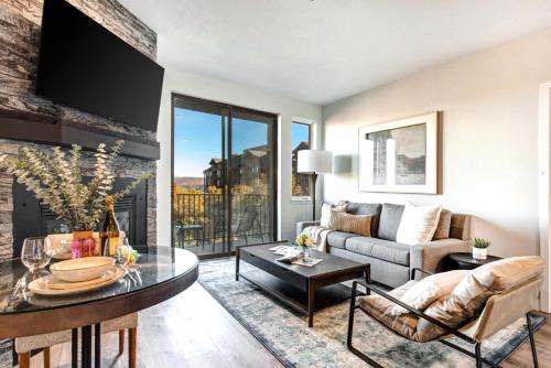 KBM Resorts Lodge at Stillwater 3 min drive to Deer Valley East Balcony with gorgeous views pool hot tubs gym MAS-2062