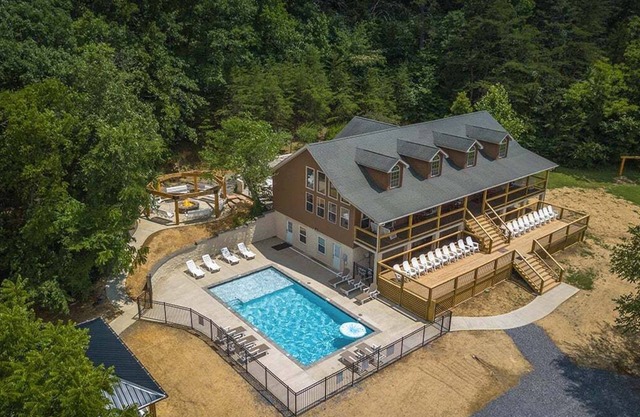 7BR Sleeps 34 + Outdoor POOL + Fire Pit + Secluded + FREE Attraction Tickets