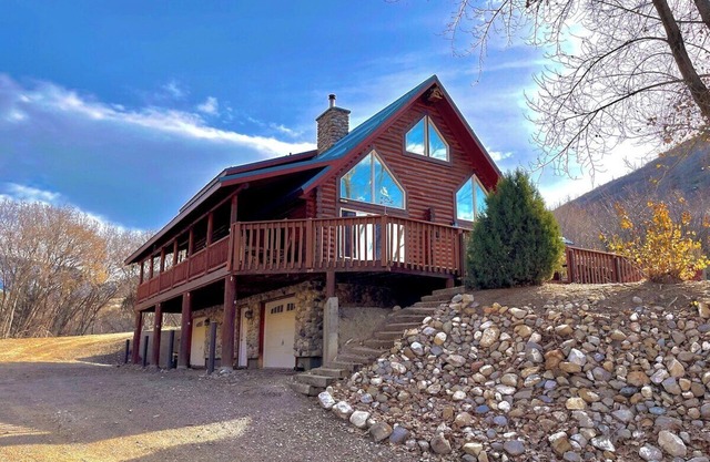 Large Off-Grid Luxury Cabin- creek, land, & views