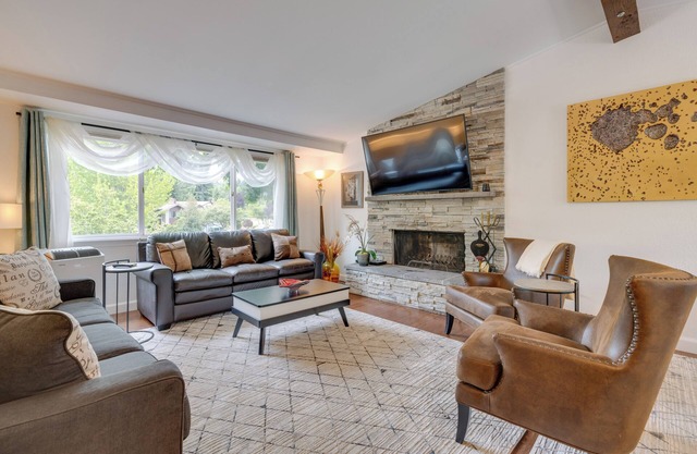 Kenmore Retreat w/ Shared Hot Tub - 1 Mi to Lake!