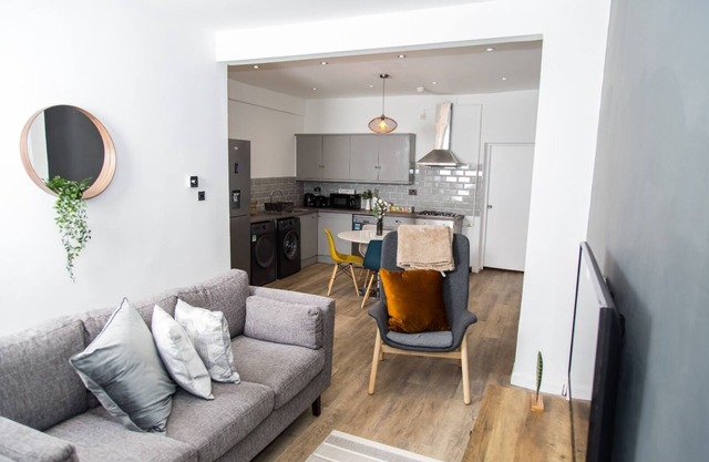 KENSINGTON HOUSE: A Contemporary House/ Perfect for groups/ Close to City Centre