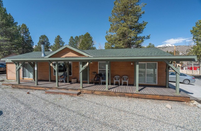 Kenton House- Village Location, Walk to both June and Gull Lake and the village