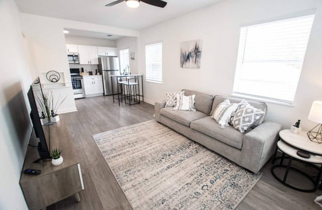 Kenwood Commons - Upstairs 1/1 Apartment