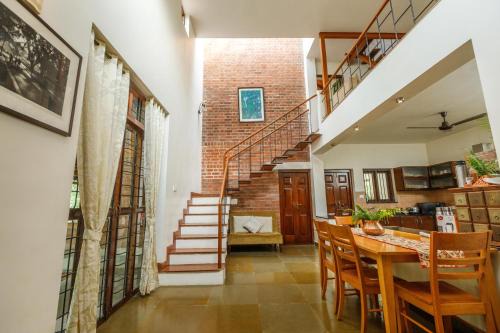Kerala Style Villa by JadeCapsAC4BHKFishpond
