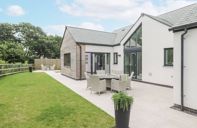KERREK LODGE, family friendly, with a garden in Mylor Bridge