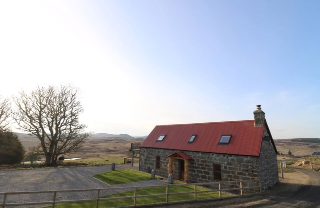 KESTREL COTTAGE, pet friendly, character holiday cottage in Rogart