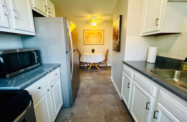 Kettering Crown Suite: Fully Equipped Furnished Housing for Long-Term Stays!
