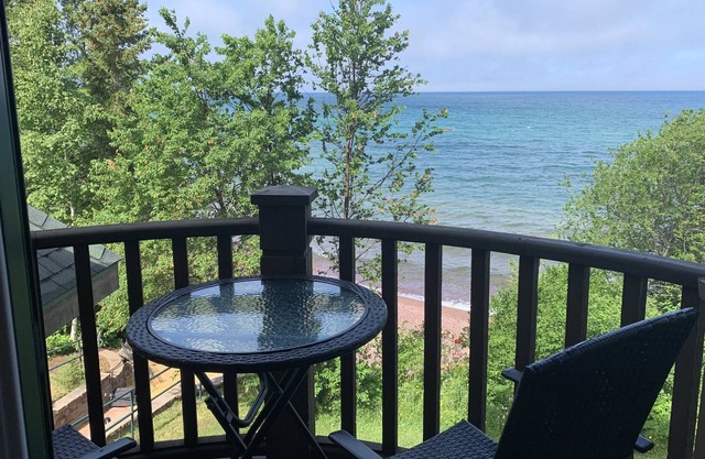 La suite avec balcon: Keweenaw Castle Resort sur la rive du lac Supérieur