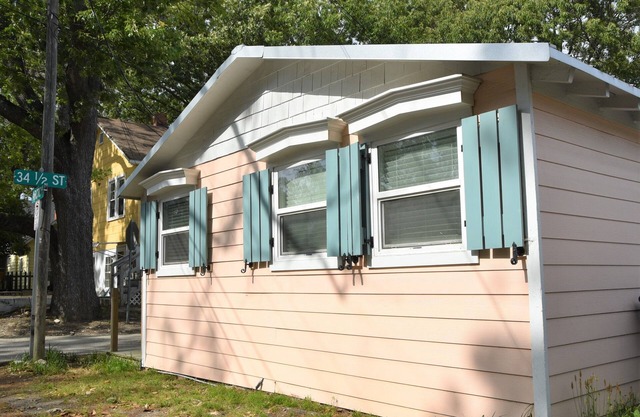 KEY WEST INSPIRED STUDIO W/ VAULTED CIELINGS. SHORT WALK TO THE BEACH!