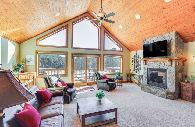 NOUVEAU! Chalet w / Deck & Fire Pit - 15mi au Mt Rushmore!