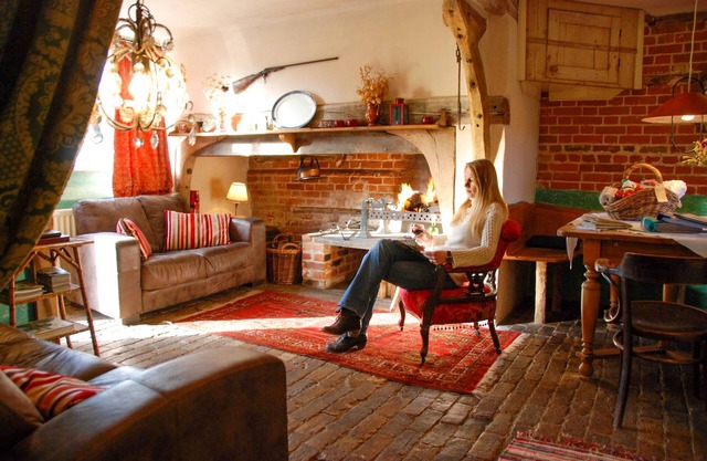 Orchard Cottage cosy rustic comfort, just across the fields to a great Pub